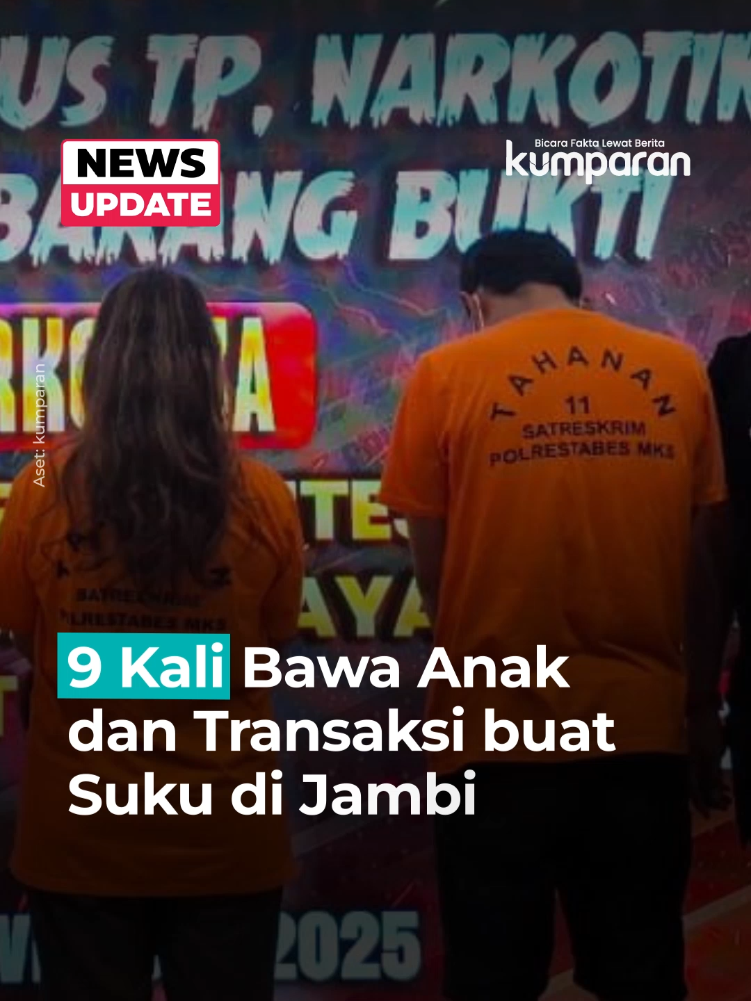 Polda Sulsel terus mengusut penculikan Bilqis (4), yang ditemukan di kawasan hutan pedalaman di wilayah Suku Anak Dalam (SAD) Jambi. Empat orang telah ditetapkan sebagai tersangka: Sri Yuliana (SY), Meriana (MA), Adit Saputra (AS), dan Nadia Hutri (NH). Pemeriksaan mengungkap bahwa mereka bukan baru sekali terlibat, melainkan sudah berkali-kali melakukan jual-beli anak dengan modus adopsi. Sri Yuliana mengaku tiga dari lima anak kandungnya dijual pada 2022–2023 dengan imbalan Rp 300 ribu. Dua anak lainnya kini berada di UPTD PPA Makassar. Nadia diketahui aktif menjadi perantara adopsi ilegal lewat media sosial dan dua kali menyalurkan bayi kepada Meriana di Jambi, dengan imbalan hingga Rp 1,3 juta. Meriana berperan sebagai pembeli sekaligus penjual kembali anak kepada salah satu kelompok suku di Jambi melalui seseorang berinisial L. Polisi menyebut ia sedikitnya tujuh kali melakukan transaksi, membeli bayi dari ibu kandung seharga Rp 16–22 juta dan menjualnya kembali seharga Rp 26–28 juta. Sementara itu, Adit Saputra mengaku sembilan kali mengantar anak untuk diserahkan kepada L, dibantu seorang sopir. Polda Sulsel berkoordinasi dengan Bareskrim dan Direktorat PPA-PPO untuk memperluas penyidikan. Dari gelar perkara awal, penyidik menyimpulkan akan ada satu tersangka tambahan, dan penangkapan lanjutan sedang dipersiapkan. 📸: Dok. kumparan. Follow WhatsApp Channel kumparan untuk dapat Informasi terpercaya dikirim langsung ke WhatsApp kamu. Ketik kum.pr/WAchannel di browser kamu sekarang, agar bisa share informasi tanpa ragu. #newsupdate #update #news #videonews #bilqis #sukuanakdalam #jambi #kriminal #polisi #sulawesiselatan #sulsel #info #infoterkini #berita #beritaterkini #bicarafaktalewatberita #kumparan