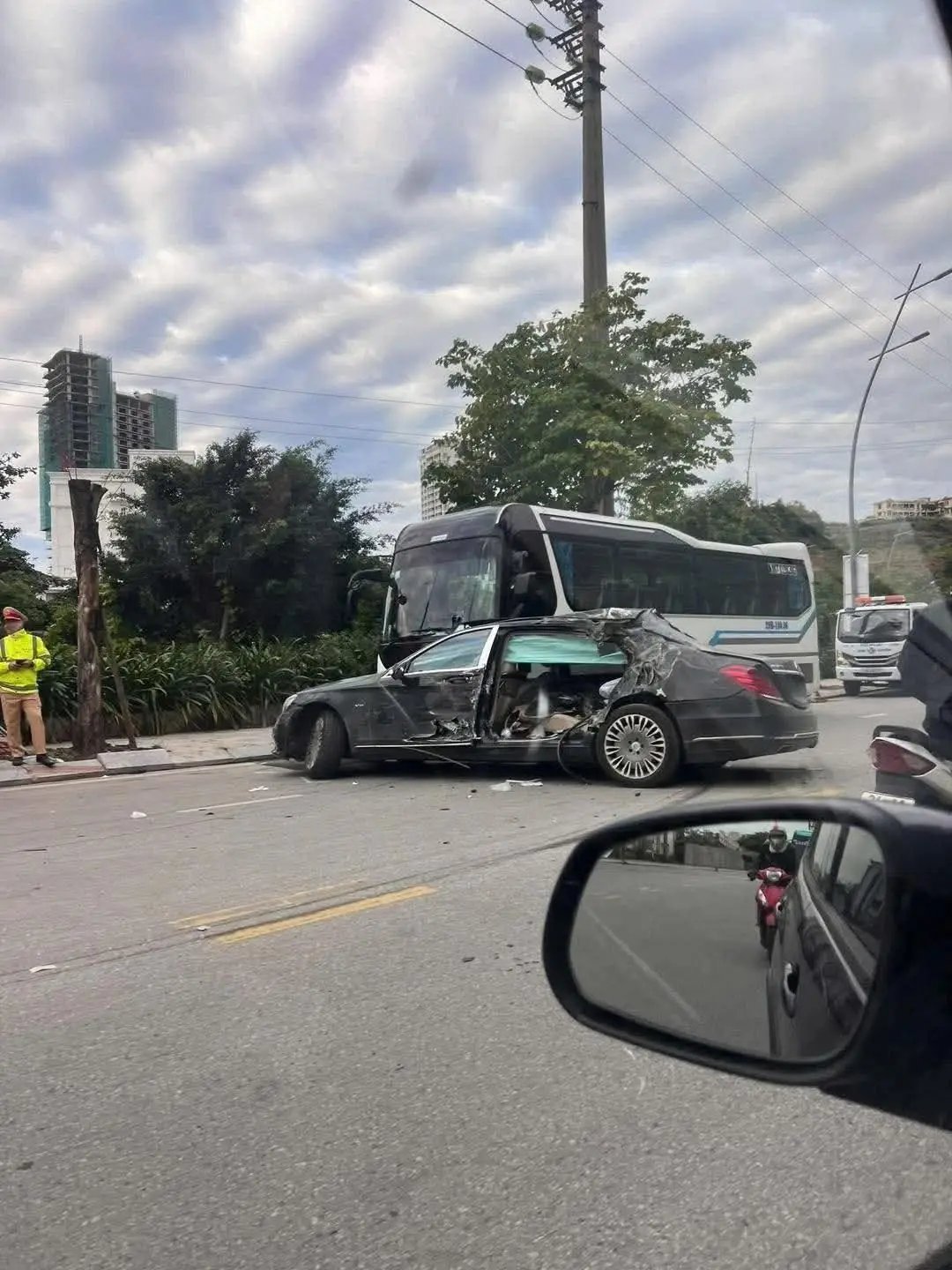 ❗️Nghe bảo rạng sáng nay 20/11 Người ngồi ghế sau lái Maybach S600 đã ra đi mãi. Được biết, chiếc Maybach S600 này là 1 trong 2 chiếc S600 đầu tiên Quảng Ninh ở Bãi Cháy. Cả 2 chiếc S600 trên đều mang bks vip, 1 chiếc là 30E-222.22, còn 1 chiếc khác là 30E-668.88.  Thời điểm mua mới xe có giá khoảng 14 tỷ đồng.#quangninh #mecedesbenz #maybach #mecedes #tainan 