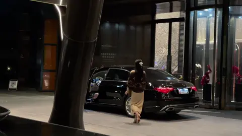 春风若有怜花意 可否许我再少年”#奔驰s级 