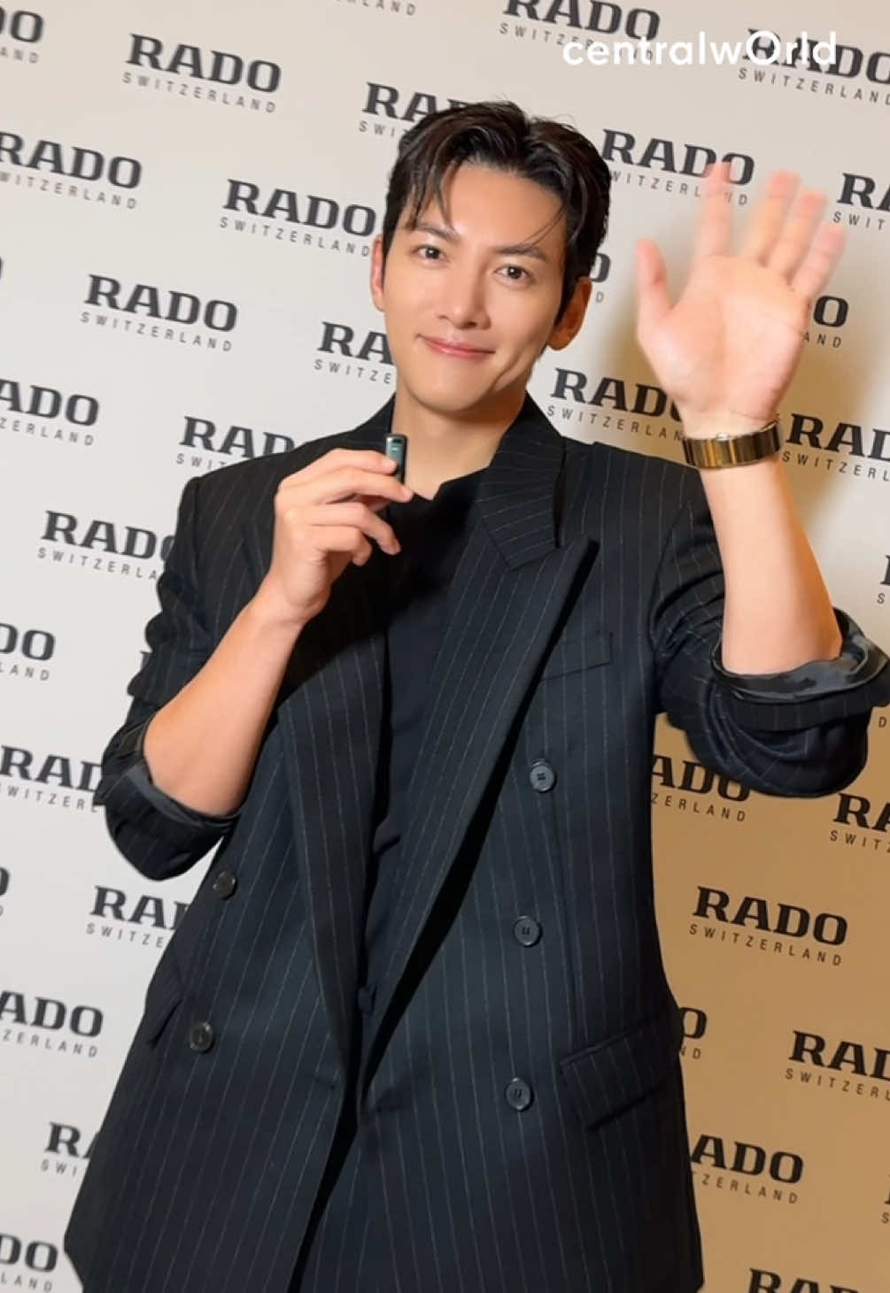 Global Brand Ambassador จีชางอุค (Ji Chang-wook) @jichangwook จาก Rado ฝากคลิปทักทายแฟนๆ ชาวไทย พร้อมนับถอยหลังเจอกันที่งานสุดเอ็กซ์คลูซีฟ ณ ศูนย์การค้าเซ็นทรัลเวิลด์  #RadoxJCW #RadoThailand #Feelit #centralwOrld 