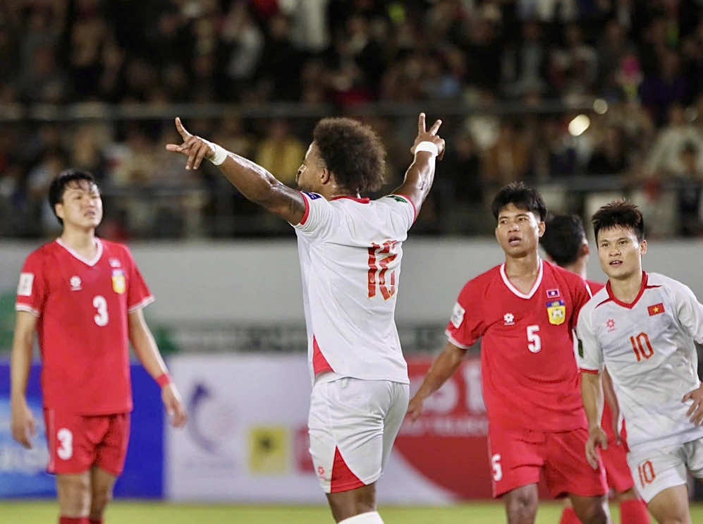 XUÂN SON LẬP LỊCH SỬ CHO BÓNG ĐÁ VIỆT NAM Tối 19/11/2025, Nguyễn Xuân Son ghi dấu ấn lịch sử khi trở thành cầu thủ nhập tịch đầu tiên của tuyển Việt Nam lập công tại vòng loại Asian Cup, mở ra chương mới cho bóng đá nước nhà. Phút 68 trên sân vận động Lào, từ tình huống Phetdavanh Somsanith để bóng chạm tay sau quả tạt của Tuấn Hải, tuyển Việt Nam được hưởng phạt đền. Xuân Son bình tĩnh thực hiện cú sút, giúp đội tuyển Việt Nam vượt lên dẫn trước, đồng thời khẳng định vị thế của mình trên đấu trường châu lục. Trước đó, Xuân Son cũng tạo cột mốc quan trọng tại AFF Cup 2024, khi lần đầu góp mặt với tư cách cầu thủ nhập tịch và để lại dấu ấn mạnh mẽ. Trong 5 trận ra sân, anh ghi 7 bàn thắng và thực hiện 2 kiến tạo, góp công lớn giúp tuyển Việt Nam vô địch giải đấu. Cá nhân anh đoạt cú đúp danh hiệu Vua phá lưới và Cầu thủ hay nhất giải, thể hiện sự hòa nhập nhanh chóng và tầm ảnh hưởng lớn đối với lối chơi đội nhà. Bàn thắng tại vòng loại Asian Cup không chỉ khai thông thế bế tắc trong trận gặp Lào mà còn là bước khởi đầu để Xuân Son từng bước lấy lại phong độ đỉnh cao. Chiến thắng 2-0 giúp đội tuyển Việt Nam củng cố vị trí trong bảng F, duy trì khoảng cách 3 điểm so với Malaysia – đối thủ trực tiếp cạnh tranh tấm vé đi tiếp. Trận đấu tiếp theo giữa Việt Nam và Malaysia dự kiến diễn ra ngày 31/3/2026 trên sân nhà sẽ là cơ hội để thầy trò HLV Kim Sang-sik khẳng định tham vọng giành vé đi tiếp tại vòng loại. Xuân Son hiện được xem là biểu tượng cho sự thành công của chính sách nhập tịch trong bóng đá Việt Nam, mang đến thêm sự lựa chọn chiến thuật đa dạng và kinh nghiệm trận mạc quốc tế. Việc anh hòa nhập nhanh, lập công liên tục, đồng thời duy trì phong độ ổn định, cho thấy đội tuyển Việt Nam ngày càng sẵn sàng cho các giải đấu châu lục. Sự kiện này cũng góp phần nâng tầm hình ảnh đội tuyển Việt Nam trên bản đồ bóng đá khu vực, thu hút sự quan tâm từ người hâm mộ và truyền thông quốc tế. Với khả năng ghi bàn nhạy bén và tinh thần thi đấu chuyên nghiệp, Xuân Son được kỳ vọng sẽ tiếp tục tỏa sáng trong các trận đấu sắp tới, trở thành trụ cột quan trọng cho lối chơi tấn công của đội tuyển. Bước ngoặt này không chỉ mang ý nghĩa cá nhân mà còn khích lệ tinh thần toàn đội, đồng thời truyền cảm hứng cho các cầu thủ trẻ Việt Nam theo đuổi con đường chuyên nghiệp và nâng cao trình độ thi đấu quốc tế. Xuân Son, với những bước chân lịch sử, đang viết nên một chương mới đầy hứa hẹn cho bóng đá Việt Nam. Nguồn: Minh Nghi/Dân trí #VietNamFocus #XuanSon #BongDaVietNam #AsianCup2027 #CauThuNhapTich