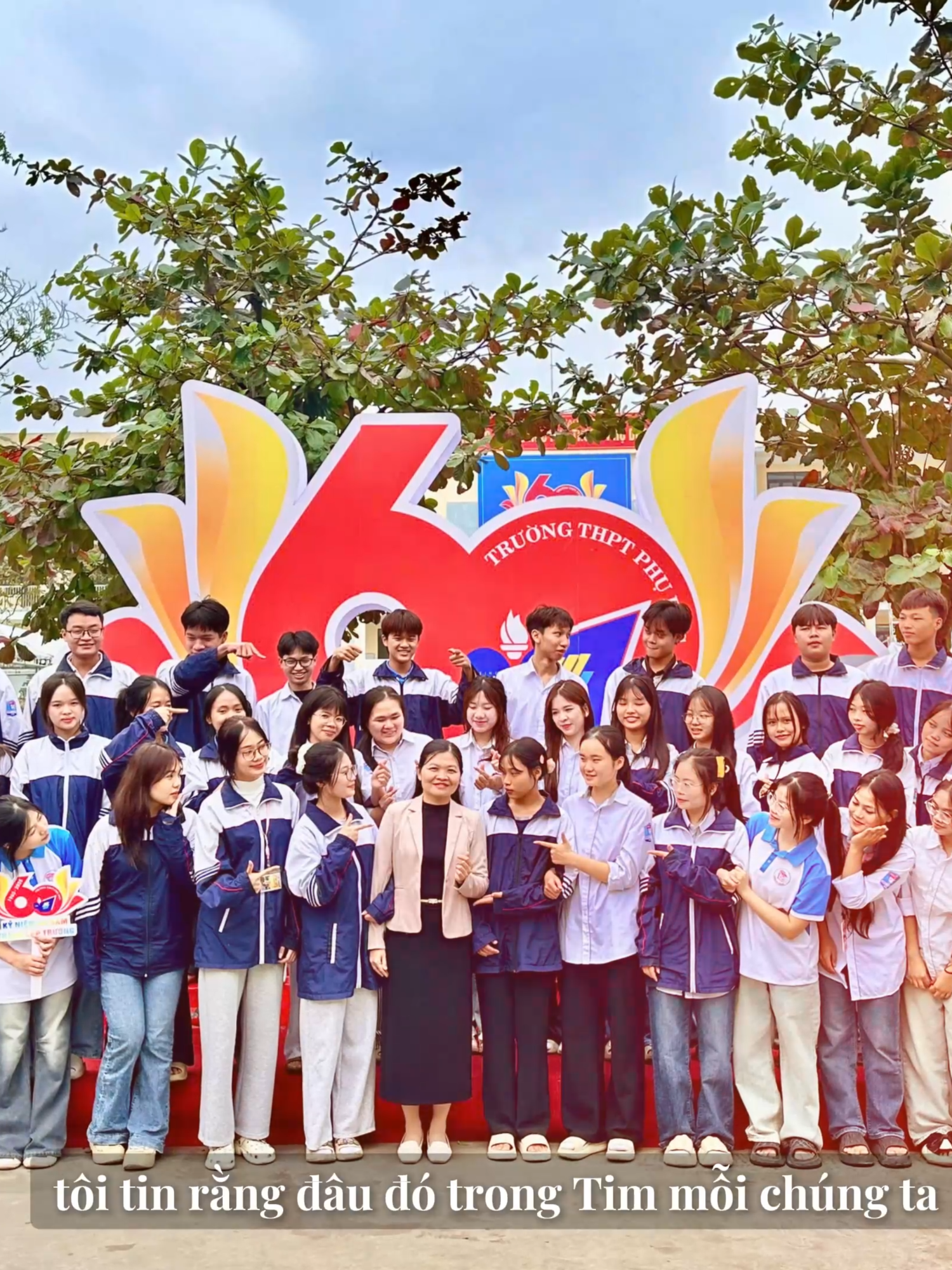 𝐻à𝓃𝒽 𝓉𝓇ì𝓃𝒽 𝓋à 𝓀ỉ 𝓃𝒾ệ𝓂🫀🫀✨✨✨ Có những năm tháng trôi qua rồi mới biết hóa ra đó chính là những ngày nắng đẹp nhất của thanh xuân ☀️💛. Và chuyến tàu mang tên 12A6B đã đưa chúng ta đi qua tất cả những kỷ niệm ấy – nhẹ nhàng mà sâu đậm, ồn ào mà ấm áp đến lạ 🌿 #truongxua #hocduong #kyniemhocduong#kyyeu #kyyeucap3 #kyyeulop12 #kyyeuthanhxuan #kyyeudep #kyyeutuoihoctro#nhoquakho #minhcuathanhxua #hoainiem #hoainiemthanhxuan #hoainiemhocduong #nhungnamthangaytho #changduongthanhxuan #donglaihoichut #ngaychieutruongxua #checkintruongxua #anhthanhxuan #anhkyyeu #videohoctro #videothanhxuan #hoctro #hochohanhphuc #nhatruong #santruong #banbe #loptoi #chuyenlop #chuyencap3 #cap3 #ngaythanghocduong #hocsinhcap3 #hoctapcungnhau #tinhbandep #khoanhkhactruongxua#thanhxuan #thanhxuantuoidep #tuoihoctro #nhungngaythanhxuan #thanhxuanmuonmau#12A6B #12A6Bfamily #12A6Byeu #12A6Bmemories #12A6Bthanhxuan #12A6Bmui10 #lop12A6B #A6Bmotnha #A6Bkhongliabiet #A6Btrongtimtoi #A6Bneverforget #thanhxuankhongtrove #thanhxuancualopchungta #thanhxuandaygio #thanhxuandepnhat #hoidoikhongquen #tuoihocchoi