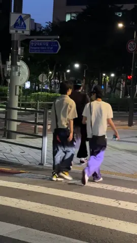 มีคนเจอ มาร์ติน น้องออม น้องอัน เมื่อ 2 ปีที่แล้ว แถวตึก Hybe  #CORTIS #MARTIN #SEONGHYEON #KEONHO #tiktoktrending 