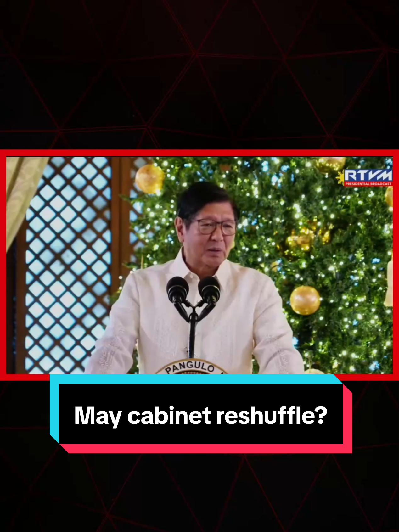CABINET SHAKE-UP? Biniro ni Pres. Bongbong Marcos si First Lady Liza Araneta-Marcos na magka-cabinet shake up sa ginanap na 2025 Bagong Bayani Awards sa Ceremonial Hall sa Malacañan Palace ngayong Huwebes, Nov. 20. | via Julie Baiza 🎥: RTVMalacanang