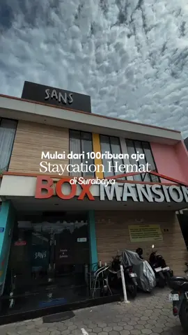 Hai hai SANS Peeps! Aku punya rekomendasi hotel untuk liburan akhir tahunmu dengan fasilitas selengkap ini di Kota Surabaya!  📍Sans Hotels Box Mansion Surabaya Jangan lupa bookingnya pakai aplikasi “RedDoorz & SANS : Budget Hotel” yang bisa didownload melalui Play Store ataupun App Store ya! Oh iya, masukkan kode promo “YUKNGINEP