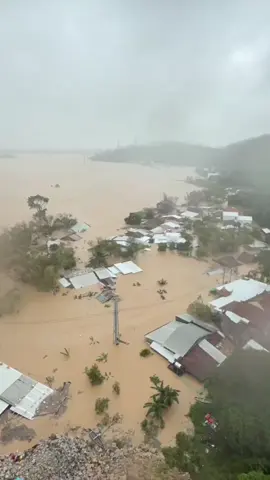 Đồng Xuân và Tuy An Phú Yên(cũ) đang chìm trong biển nước dân kêu cứu khắp nơi đau lòng quá, mẹ thiên nhiên ơi xin đừng mưa nữa, nhà ngập hết rồi không còn gì nữa.  #lulutmientrung #lulut #phuyen #mientrung #thientai 