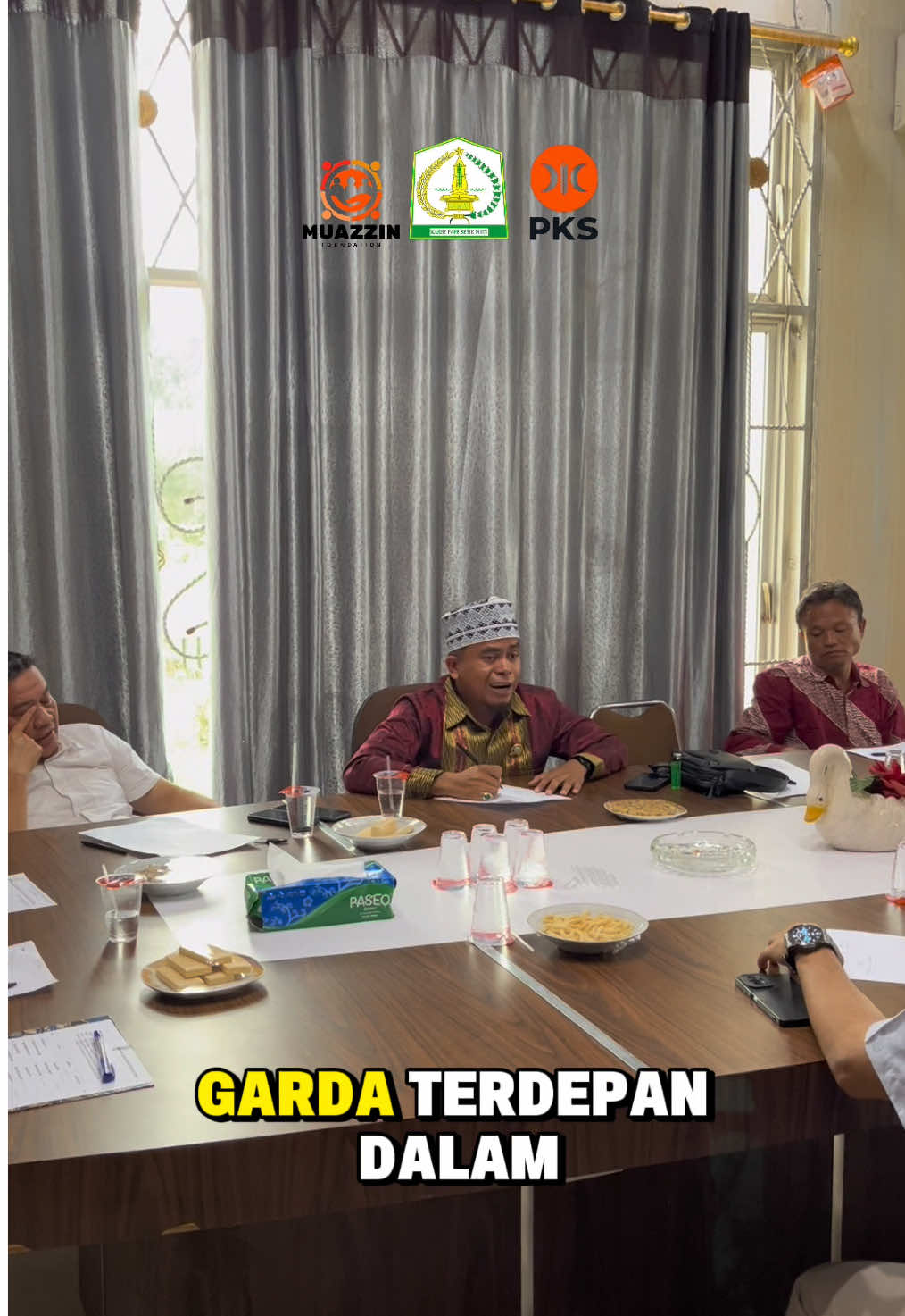 Rapat dengar pendapat (RDP) bersama RS Pertamina rantau dan warga kebun rantau terkait masalah yg sempat viral tentang penolakan pasien gawat darurat yg tidak memiliki identitas… Alhamdulillah setelah mendengar keterangan dari 2 belah pihak , ternyata hanya terjadi miss komunikasi antara perawat jaga IGD dan masyarakat yg mengantar pasien… Untuk hal ini kami meminta dan berharap untuk RS Pertamina memperbaiki kualitas komunikasi perawat dan dokter jaga igd , agar masyarakat tidak bingung memaknai peraturan kesehatan yg ada di RS Pertamina. Sangat dibutuhkan pelayanan IGD yg lebih profesional dan ramah.. serta mempermudah urusan pasien,apalagi pasien dalam keadaan sekarat… Juga pelajaran yg dapat kita ambil dari kasus ini.. “Kami berharap untuk masyarakat Aceh Tamiang seluruh nya jangan anggap remeh masalah identitas baik KTP mau pun KK serta bpjs kesehatan yg memang sudah di geratiskan untuk pembuatan dan pembiayaan kesehatan.. Kita tidak tau kapan kita sakit.. maka data diri kita penting untuk di daftarkan. Baik ktp ,kk,dan bpjs kesehatan. Dan saya turut berdukacita atas meninggalnya saudara seiman kita.. Ucapan terimakasih kepada DIREKTUR RS PERTAMINA dan masyarakat kebun rantau yg sudah mau datang dan mengklarifikasi masalah ini.  #rs #PKSPelayanRakyat #dprkacehtamiang #fypjangkauanluas