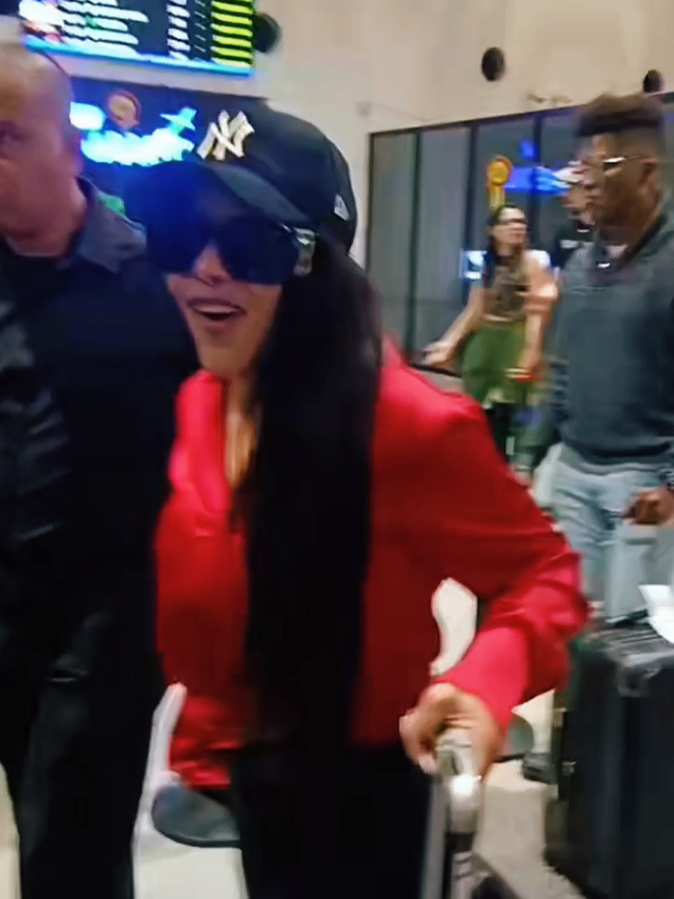 @DEMPHRA LA FACTORÍA @Eddy Lover y @Flex ya están en Bolivia  #concierto #regueton #llegada #flex #santacruzbolivia🇧🇴 @SHOW YAN @Michelle 