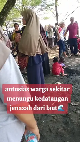antusias warga menunggu kedatangan jenazah dari laut  yang sedang d epakuasi#laka laut#pantai cemara#nelayan 