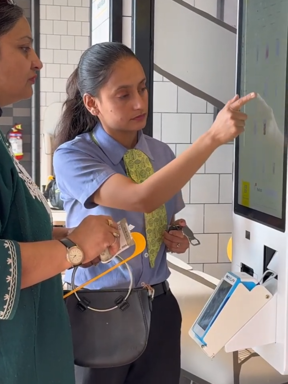 wait for her cute reaction 😍  #foryoupage #growmyaccount✅ #unfreezmyaccount #viralmyaccount🙏🙏😚😘 #publicdrawing 