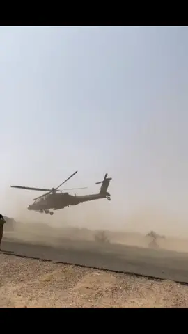 ‏فيديو من تصوير من أحد جنود ‏القوات البرية ‏هليكوبتر الأباتشي تابعة للطيران البرية #الاباتشي #fyp #القوات_البريه_الملكيه_السعوديه #saudiarmy #طيران_البريه 