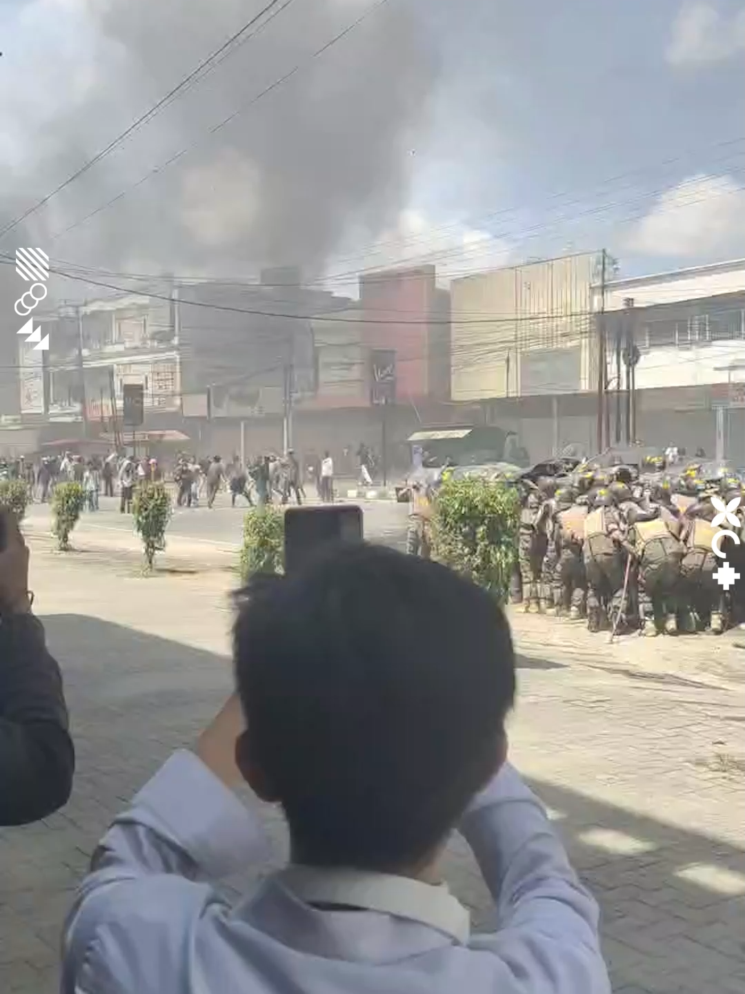 Aksi blokade jalan di kawasan Wuawua Kendari, Sulawesi Tenggara (Sultra) kian memanas saat polisi yang berjaga dihujani lemparan batu, Kamis (20/11/2025).   Berdasarkan informasi yang diterima tribunnewssultra,  beberapa polisi mengalami luka akibat lemparan batu, termasuk Kapolresta Kendari, Kombes Pol. Edwin Louis Sengka.   #kendari #tribunsultra #tribunnewssultra    cr. Jeje Gunadi