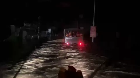 4 ngày dầm mưa từ ninh thuận ra nha trang cứu dân không ngại khó ngại khổ. Đ/c ấy 👩‍❤️‍👨 đi đủ về đủ nha đ/c👩‍❤️‍👨