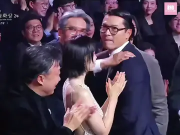 Son Ye Jin và Hyun Bin cảm ơn lẫn nhau và con trai khi nhận Ảnh Đế và Ảnh Hậu Rồng Xanh 2025 #sonyejin #hyunbin #bluedragonfilmawards 