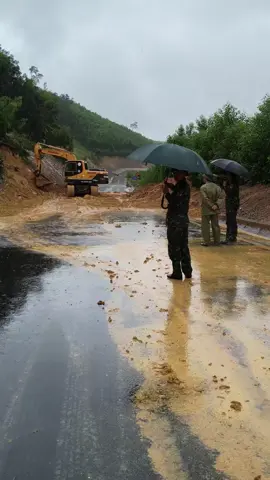 Đường Đông Trường Sơn qua địa phận xã Krông á. hiện có nhiều điểm sạt lở. mọi người chú an toàn