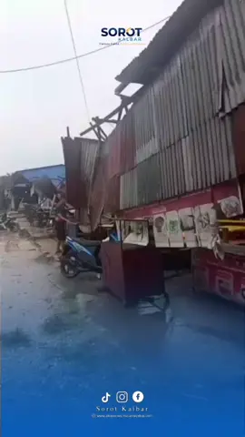 LANDAK - Angin puting beliung yang melanda kawasan Ngabang pada Kamis pagi, 20 November 2025, sekitar pukul 10.40 WIB, menyebabkan bangunan di area Pasar Lamongan Jembatan Baru ambruk. Sejumlah pedagang dan warga sekitar panik saat kejadian berlangsung. Belum ada laporan korban jiwa, namun kerugian material diperkirakan cukup besar. #anginputingbeliung #ngabang #landak #pyf #viral 