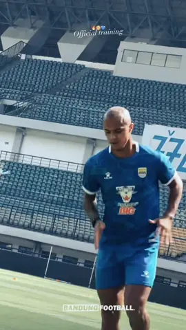 siap untuk laga besok💪💙 @PERSIB  @BANDUNG FOOTBALL  #persib #persibbandung #persibday #persibjuara #pelitfyp 