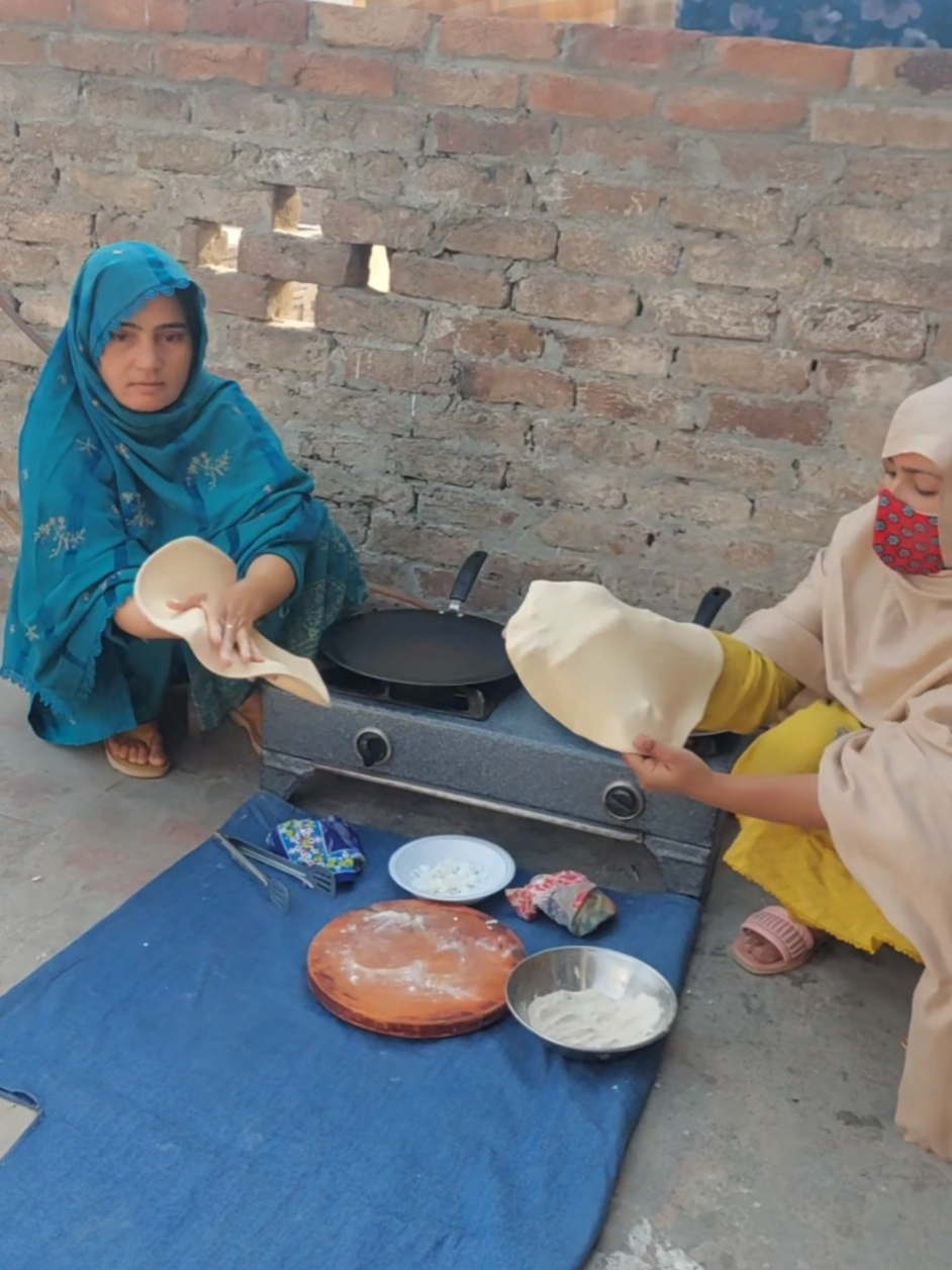 مقابلے کا پراٹھا سسٹر کے ساتھ کس کا زیادہ اچھا ہے کمنٹ میں بتائے  #villlagelife #cooking #Recipe 