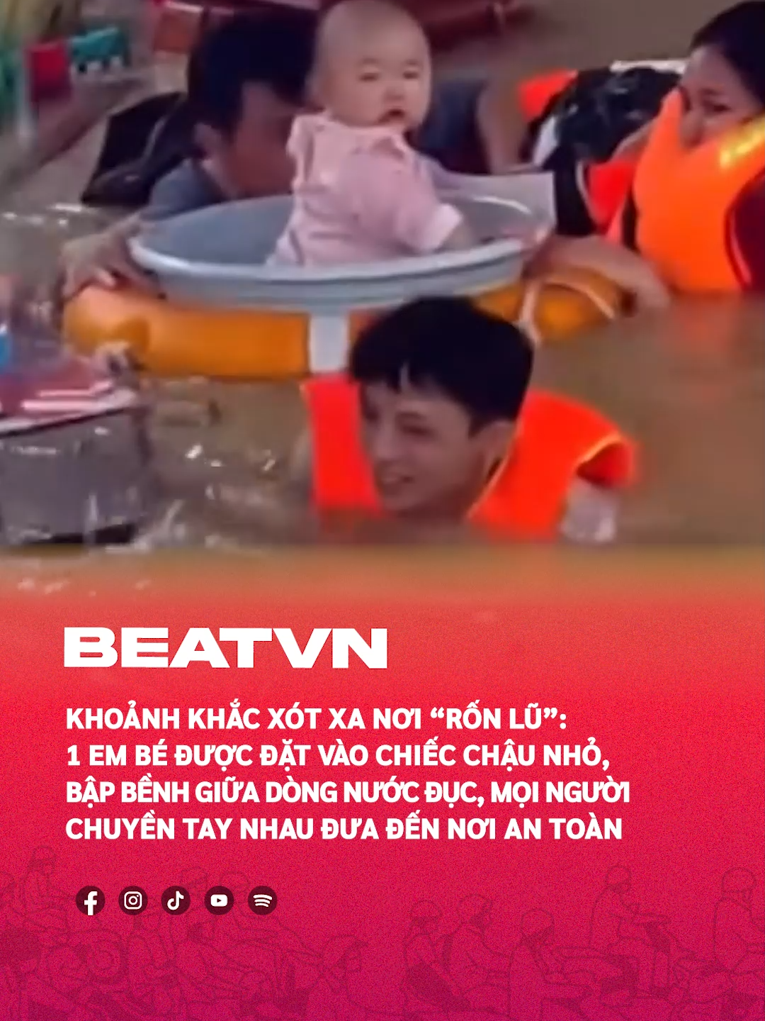 Em bé được để vào trong chậu chuyền tay nhau đi tránh lũ #beatvn #beatnetwork