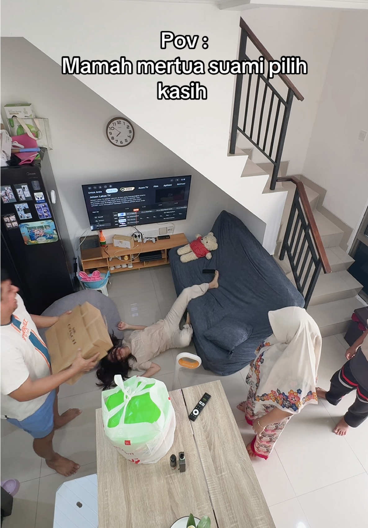 Dikasih sendal coach, anaknya dikasih peyek doang😭