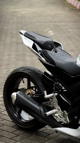 Jok ganteng cek showcase🤩 #fyp #r15v3 #yamaha #bengkulu #r15v3putih 