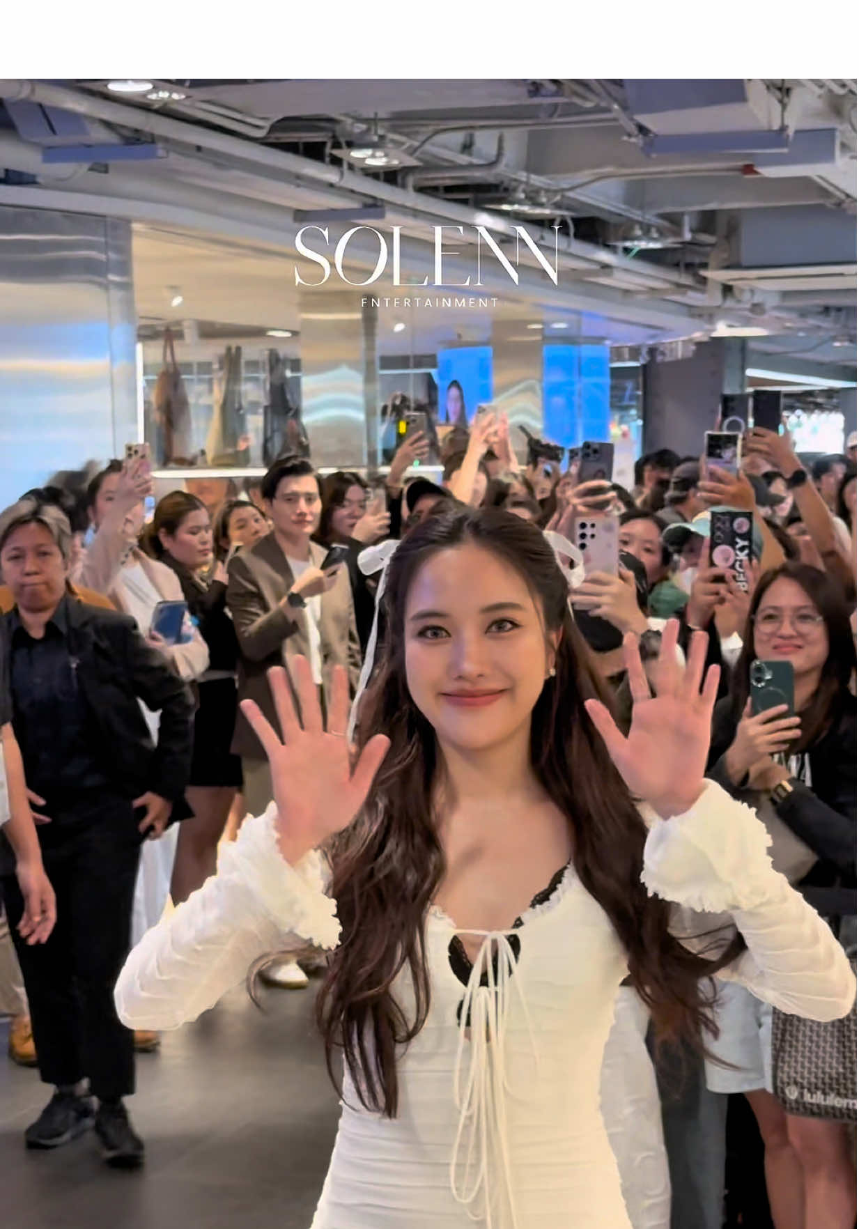 ขอเก็บโมเมนต์จาก event เมื่อวานมาฝากค่ะ ช่วงเวลาที่ได้ทักทายแฟนคลับเป็นอีกโมเม้นที่ทุกคนน่ารักมาก ๆ ขอบคุณที่มาซัพพอร์ตกันนะคะ Sharing some moments from yesterday’s event. Getting to greet the fans was such a lovely moment—thank you all for the support! 💖 #srchafreen #solennEntertainment