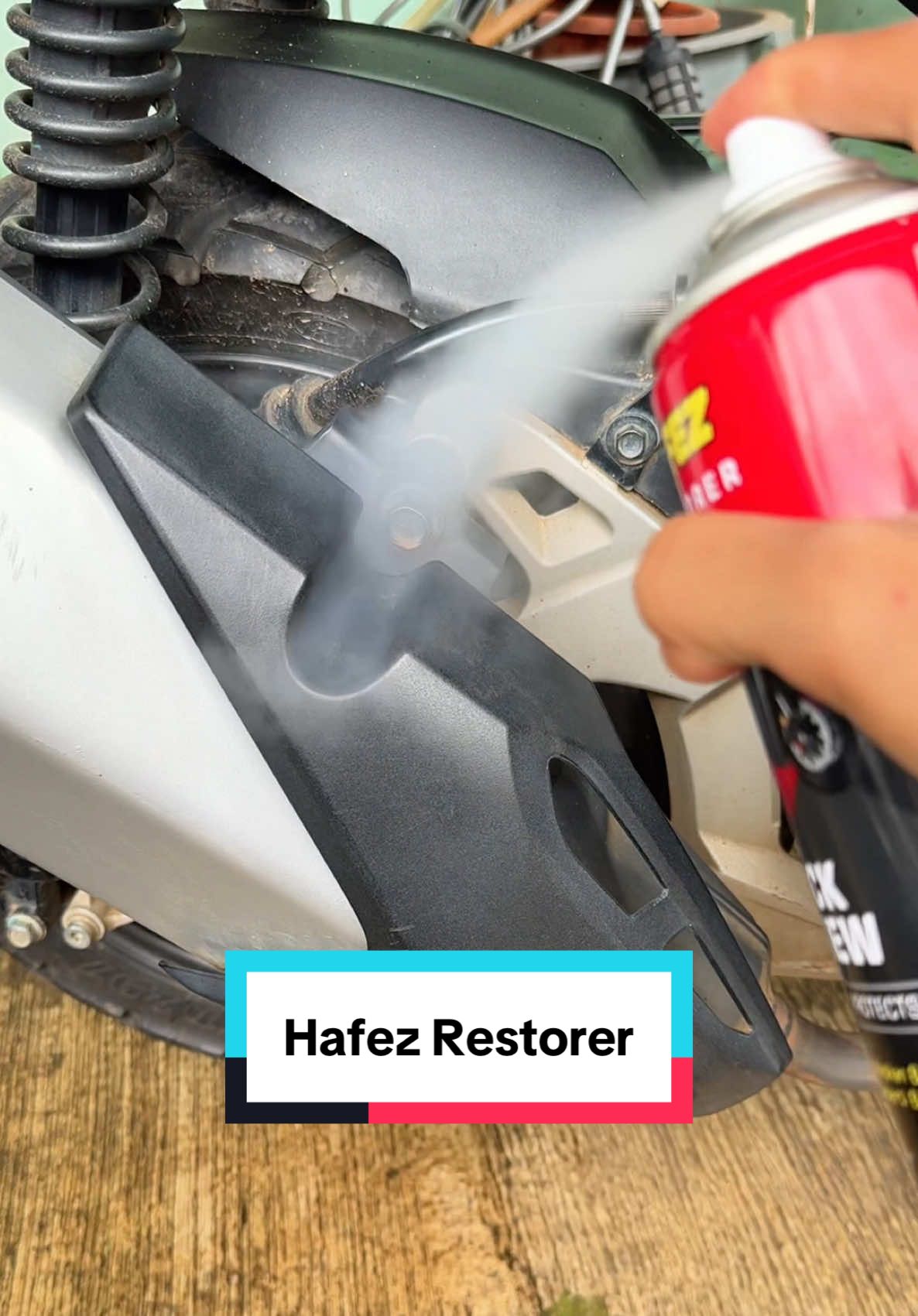 Solusi motor kusam nih, pake Hafez Restorer untuk Mengkilapkan dan Menghitamkan Body Motor. #hafezrestorer #pengkilapbodymotor #penghitambodymotor #solusimotorkusam #motorkinclong 