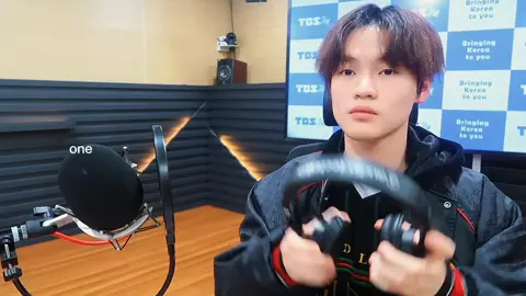 [22.11.25] Selamat ulang tahun matahari kecilku, terimakasih karena telah lahir di dunia ini, terimakasih karena telah menemani hari hari ku, Menurut ku kau adalah manusia paling indah yang Tuhan ciptakan, aku tak pernah merasakan jatuh cinta pada idola sedalam ini, bagiku kau adalah sebuah berlian di antara tumpukan pasir pantai. Bahkan bisa ku katakan kau adalah satu satunya laki-laki yang mampu membuat ku terjun dalam suka maupun duka mu. Selamat ulang tahun matahari kecilku, meski dalam 24 tahun ini pasti kau melewati banyak perjuangan dengan air mata dan keringatmu. Namun mari, untuk hari ini saja kita fokus pada dirimu sendiri, sepotong kue yang dihiasi 1 lilin dan balon yang berterbangan di ruangan ini. Mari kita sejenak berbahagia atas perjuangan mu yang ke 24 tahun ini, terimakasih sudah bertahan dan berjuang selama ini, meski kau sering menutupi hal yang membuat penggemar mu khawatir, mari luapkan semua hal itu di hari ini saja. Menyenangkan rasanya saat mengenalmu dan jatuh cinta pada pandangan pertama di layar ponsel, walau aku tahu Cinta ini tak akan pernah terbalas. Namun walaupun begitu aku tetap mencintaimu hingga seribu tahun lagi aku akan tetap mencintaimu. Selamat berulang tahun untukmu pria yang lahir pada bulan November, menjadi tua memang menyebalkan, tetapi kamu berhasil membuatnya terlihat mudah. Terima kasih atas semua tawa dan cerita yang telah kau bagi pada penggemar mu, di hari spesialmu ini, aku berdoa semoga hidupmu selalu dipenuhi cahaya kebahagiaan, cinta, kesuksesan, dan kesehatan. #chenle #zhongchenle #nctdream #nct #fyp 