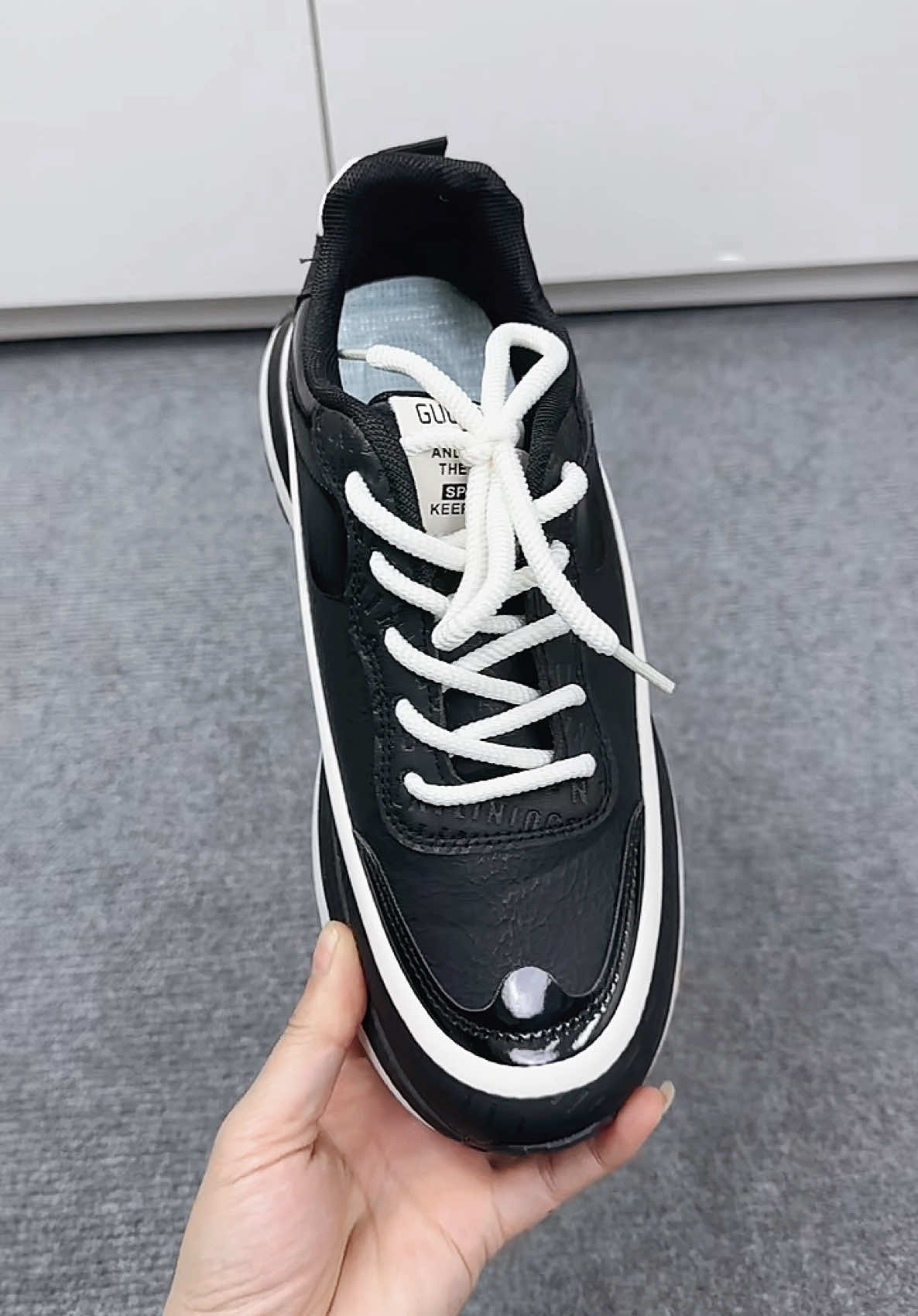 Giày thể thao ưng từng đường kim mũi chỉ luôn ạ. Lên dáng đẹp lắm các anh ạ 