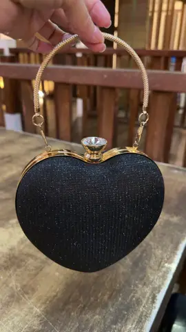 Kondangan tampil elegan tanpa bikin kantong jebol!  💎 Byk pilihan warna mewah ❤️ Desain anggun & premium look  Siap bikin kamu jadi pusat perhatian di acara spesial 😍 #clucthkondangan #taspestaelegan #OOTD #modalkontendoang #natal 