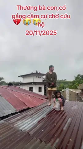 Bà con vừa đói vừa lạnh..thương lắm😭😭#cuutromientrung #lũ #fyp #videoviral 