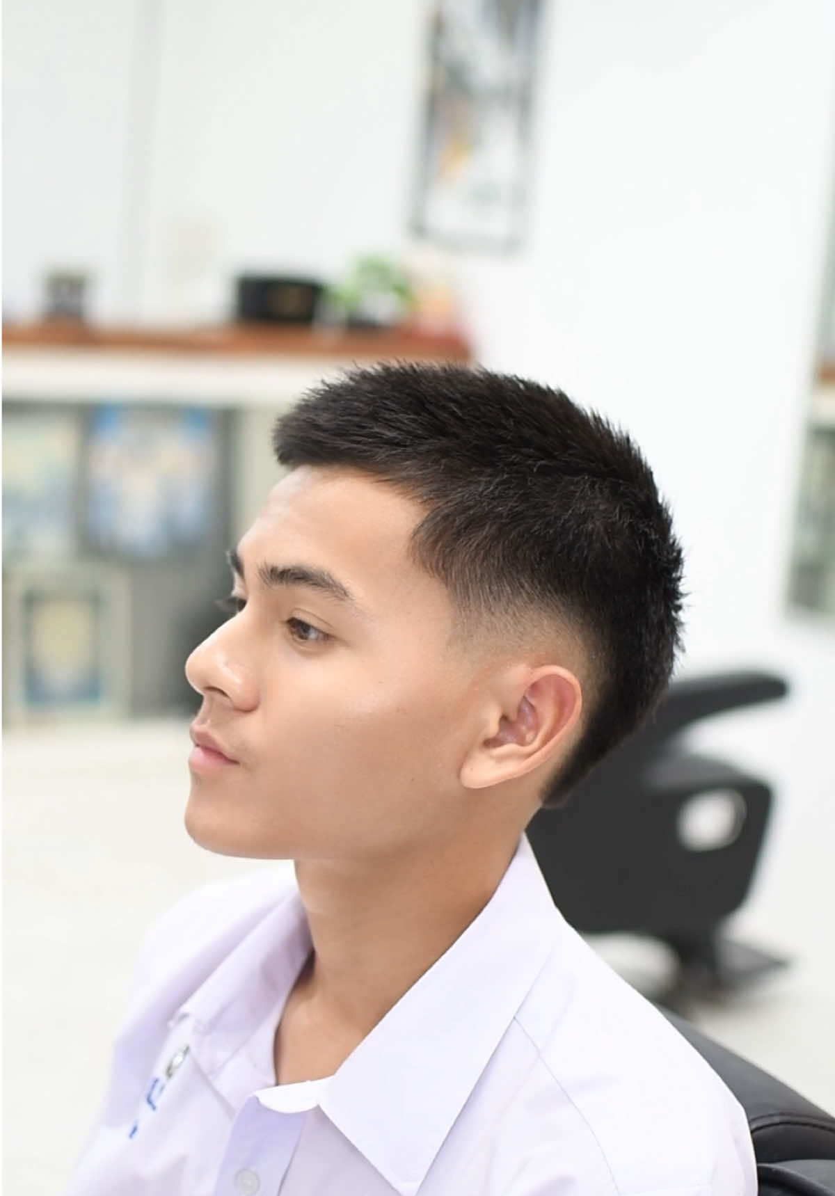 Burst Fade 💡🔦  • แนะนำให้จองคิวก่อนเข้าใช้บริการ  • เปิดบริการทุกวัน 10:00 น. - 18:30 น. (หยุดวันพุธ) 📍 สถานที่ตั้ง :  • แผนที่ร้าน CHIC BARBER (ตรงข้ามห้างสุขอนันต์ปาร์ค สระบุรี) (มีไฟหมุนสีส้มเล็กๆหน้าร้าน)  #ร้านตัดผมสระบุรี #chicbarber  #ตัดผมชาย  #สระบุรี #haircut