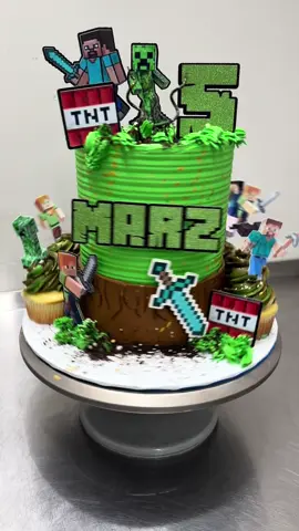 From simple ➡️ stunning 😍 Which version do you love more? #caketransformation #cakeglowup #cakedesign #cafebelly #cakeinspo 