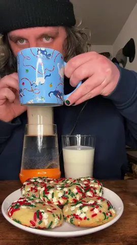 Christmas cookie geeb🎅 #munchies #viralvideo #cookies #milk #christmas 