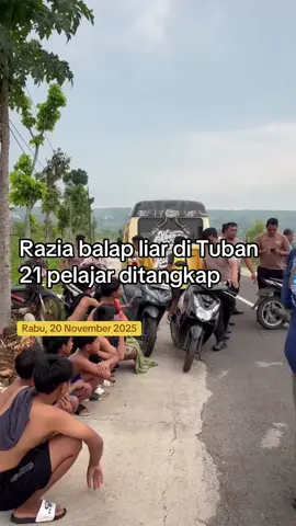 Aksi balap liar di wilayah Kabupaten Tuban berhasil digagalkan anggota Sat Lantas Polres Tuban. Razia ini mengamankan sebanyak 22 remaja beserta 17 kendaraannya ke Mapolres Tuban. Penggerebekan ini dilakukan Sat Lantas Polres Tuban setelah menerima laporan dari masyarakat adanya balap liar di Jalan Raya Semanding-Grabagan, Kecamatan Semanding, Tuban pada Rabu (19/11/2025) #inipolisi #tuban #balapmotor #balapliar #semanding 