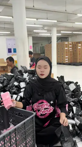 Mau hasil skincare maksimal? Mulai dari sabunnya dulu bund ✨ Sabun Retinol Hiqween bantu bersihin wajah sekaligus halusin tekstur. 👉 Join live ya bund, lagi ada harga spesial! #sabunretinol #hiqweenretinol #hiqween #skincareviral #fyp 