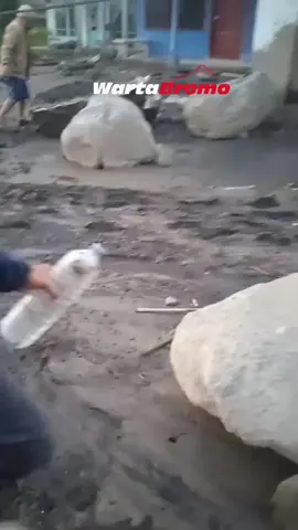 Pemerintah Kabupaten Lumajang bergerak cepat merespons dampak erupsi Gunung Semeru yang terjadi pada Rabu (19/11/2025). Bupati Lumajang Indah Amperawati atau Bunda Indah resmi menetapkan Status Tanggap Darurat Bencana Alam Erupsi Gunung Semeru 2025 melalui Keputusan Bupati Nomor 100.3.3.2/595/KEP/427.12/2025. Kebijakan ini berlaku selama tujuh hari, mulai 19 hingga 25 November 2025. 🎥 Istimewa #lumajanghariini #ErupsiSemeru #Semeru 