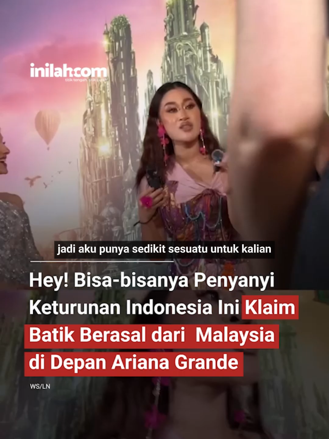Pernyataan Aisha Retno Soal “Batik dari Malaysia” Viral, Netizen Beri Tanggapan Penyanyi Malaysia keturunan Indonesia, Aisha Retno, menjadi sorotan setelah memperkenalkan hadiah berupa kain batik ketika bertemu Ariana Grande dan Cynthia Erivo, dua pemeran utama film Wicked. Dalam video yang viral di TikTok, Aisha terlihat berkata:  “It’s a Batik from Malaysia.” Ucapan itu langsung memicu respons warganet Indonesia. Banyak yang mengingatkan bahwa batik telah diakui UNESCO sebagai Warisan Budaya Takbenda Indonesia sejak 2009, sekaligus menyoroti sejarah dan akar budaya batik yang kuat di Jawa. Sebagian netizen menilai Aisha hanya bermaksud menyebut batik yang ia bawa berasal dari Malaysia, bukan mengklaim asal-usul budaya. Namun perbincangan di media sosial tetap ramai, terutama terkait sensitivitas isu lintas budaya di kawasan. Sebagai pengingat, istilah “batik” berasal dari bahasa Jawa: Amba: menulis / melebar Tik: titik Makna harfiahnya: menulis titik—sebuah teknik menggambar motif menggunakan malam. Ralat Sumber: Instagram Sharifah Aisha Retno @aisharetno02 #inilahcom #inilahNews #TitikTengah #TitikCerah #Batik #AishaRetno #ArianaGrande #WickedMovie #BudayaNusantara #UNESCO2009 #ViralTikTok #LintasBudaya #Malaysia #Indonesia #FaktaBatik