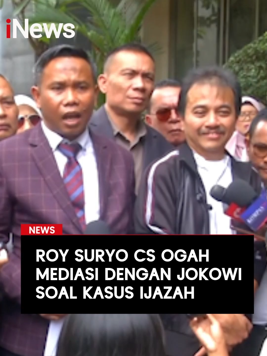 Tiga tersangka kasus dugaan ijazah palsu—Roy Suryo, dr. Tifa, dan Rismon Hasiholan Sianipar—menolak usulan mediasi dengan Joko Widodo. Kuasa hukum mereka, Ahmad Khozinudin, menilai perkara ini merupakan dugaan tindak pidana sehingga tidak layak diselesaikan melalui mediasi.  Ia juga menolak adanya campur tangan Komisi Percepatan Reformasi Polri dan meminta agar proses hukum tidak dibelokkan ke ranah politik. Baca selengkapnya di sini:  https://www.inews.id/multimedia/video/roy-suryo-cs-walk-out-dari-audiensi-reformasi-polri-jimly-hargai-hukum #RoySuryoCS #RoySuryo #RismonSianipar #Khozinudin #Tifa #IjazahJokowi #JokoWidodo