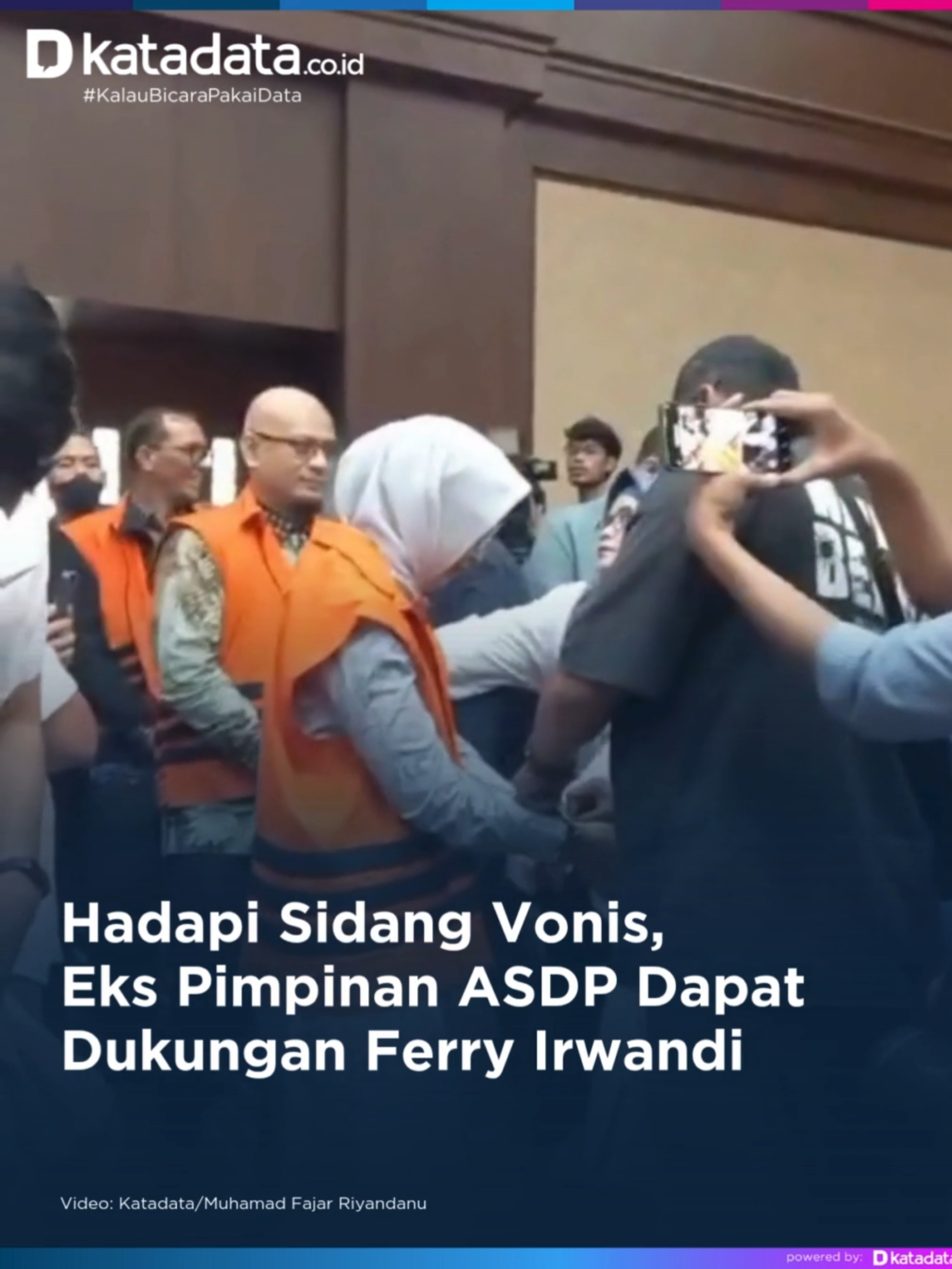 Tiga terdakwa mantan petinggi PT Angkutan Sungai, Danau, dan Penyeberangan (ASDP) Indonesia Ferry tiba Pengadilan Tindak Pidana Korupsi (Tipikor) Jakarta Pusat pada Kamis (20/11), siang. Ketiganya yakni Mantan Direktur Utama PT ASDP Ira Puspadewi, eks Direktur Komersial dan Pelayanan ASDP Yusuf Hadi, dan Bekas Direktur Perencanaan dan Pengembangan ASDP Harry Muhammad Adhi Caksono. Mereka hadir untuk mendengar putusan hakim dalam kasus akuisisi saham PT Jembatan Nusantara (PT JN) pada 2019-2022. Ira, Yusuf Hadi, dan Harry Adhi Caksono didakwa merugikan negara Rp1,25 triliun dalam proses akuisisi PT JN itu. Ira dituntut 8,5 tahun penjara. Sementara Yusuf Hadi dan Harry Adhi Caksono dituntut 8 tahun penjara. Dukungan agar Ira dibebaskan juga muncul, salah satunya dari aktivis sekaligus pendiri Malaka Project, Ferry Irwandi. Dalam akun Instagramnya, Ferry mengunggah surat yang ditulis tangan oleh Ira dan meminta agar mantan Dirut PT Sarinah itu mendapatkan keadilan. “Saya mendukung Bu Ira Puspadewi untuk dibebaskan dan mendapatkan keadilan yang memang sejak awal menjadi haknya!” demikian bunyi pernyataan Ferry Irwandi dalam akun Instagramnya, Kamis (20/11). Reporter: Muhamad Fajar Riyandanu Kreator konten: Yelinda Editor: Ameidyo Daud Nasution #ASDP #FerryIrwandi #KatadataUpdate