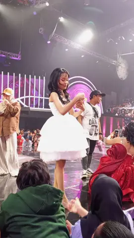 Kelakuan Peri Kecil Syaqirah Sidrap Sama April Cirebon Dikonser D'Academy 7 Indosiar Top 7 Malam Kedua Result  #indosiar #fyp #foryou #viralvideo #viral #DAacademy7Indosiar #IndosiarBawaDangdutBerkelasBerkualitas 