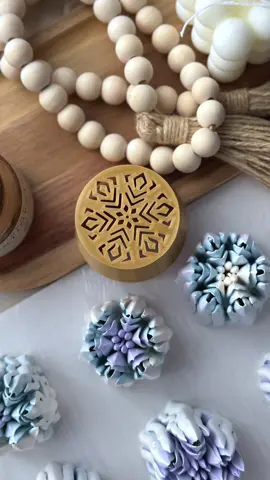 Вчора в Харкові падав перший сніг ❄️ Він увімкнув режим jingle bells 🔔 🎄, тому, відклавши всі справи, я дістала нову насадку для зефірних сніжинок від @domashnij_pekar і як давай її тестити.  Перша, друга, третя… Суцільний снігопад 🌨️  Прекрасні сніжинки, витончені та чарівні.  А  по експериментувавши з забарвленням маси можна досягти тих самих неповторних, ексклюзивних варіантів.  Натхнення всім ❄️  #зефір #зефірніквіти #зефірнийбукет #зефірнітюльпани #навчаннязефірнітюльпани 