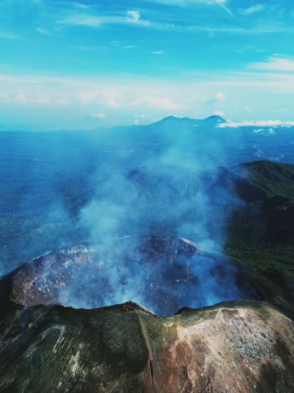 Gunung Soputan yang menjadi salah satu destinasi bagi para pendaki, tapi status gunung ini masih aktif... 🎥 pilotdrone #soputan #pendaki #wisata #wonderfulindonesia 
