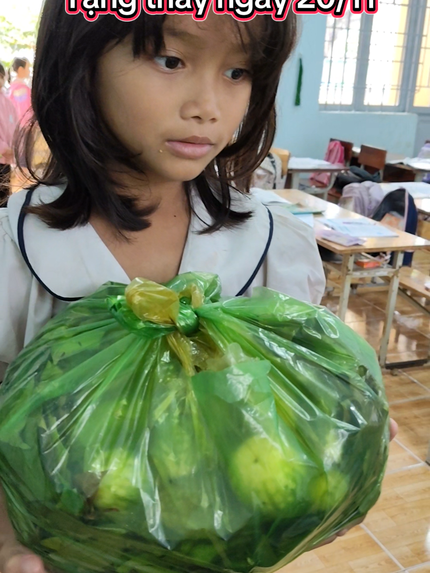 Hôm nay thầy nhận được rất nhiều quà từ các con, món quà nào cũng ý nghĩa và dễ thương #luttadung #giorachoi #hocsinhtieuhoc #ngay20/11 #ngaynhagiaovietnam 