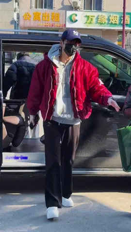 ชอบสกิลการแตะแขนคนที่มารับจริงๆ สีแดงแรงฤทธิ์ วันนี้มาบ่าย 😍😍 11.20 #เว่ยเจ๋อหมิง #weizheming #mileswei #wzmfc 