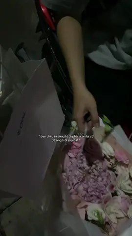 mình tặng quà 19.11 cho anh , anh mang hoa đến tặng 20.11 cho mình 😢 lên trường dạy trẻ về nhà làm embe của anh :(( #fyp 