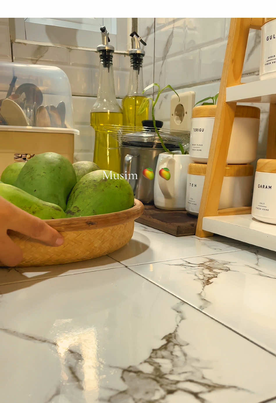 Mumpung musim mangga dan harga nya murah, puas2 in aja makannya 🫣 #video #dailyvlog #dapursederhana #homedekor #kamarestetik 