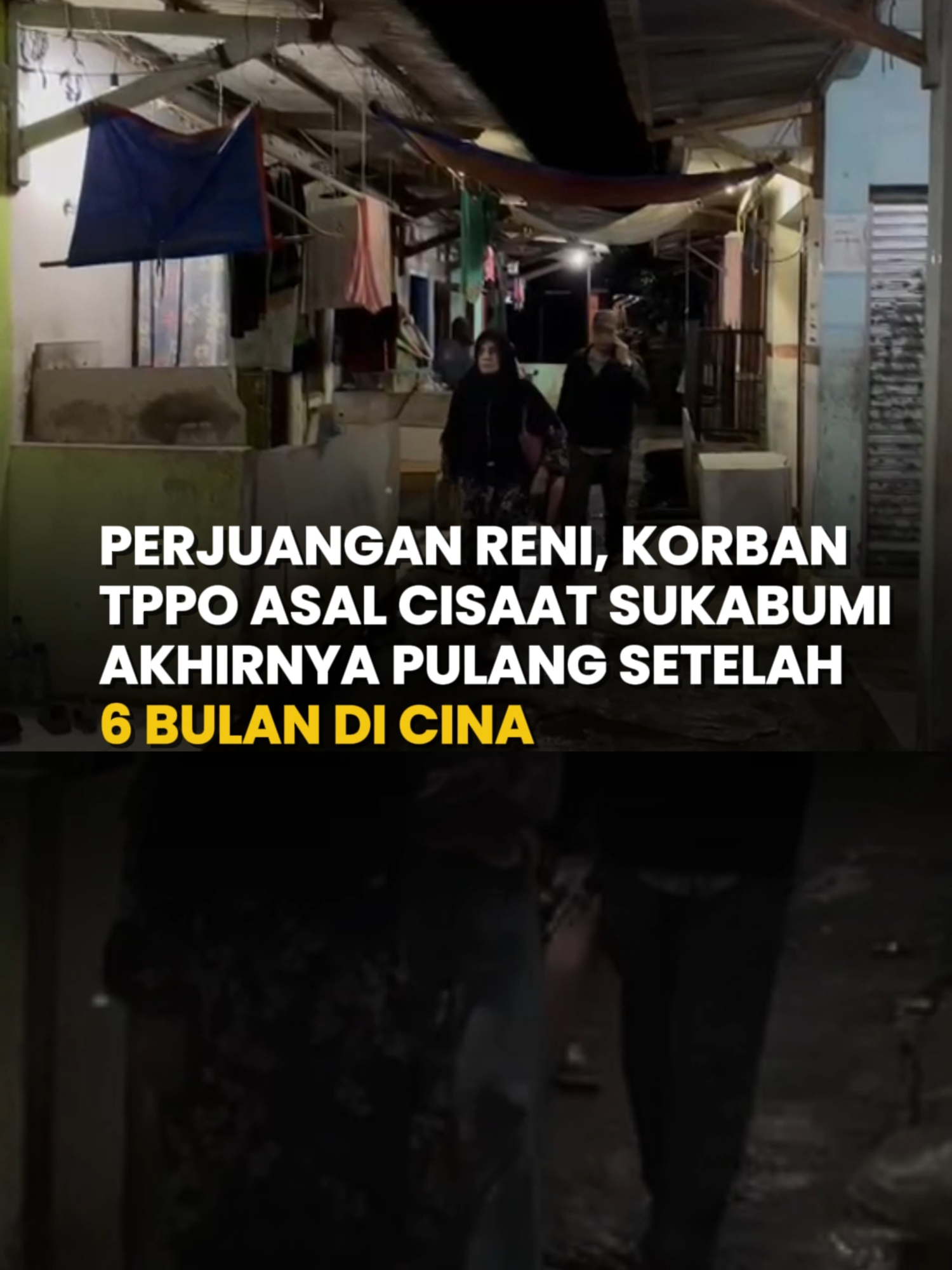 Reni Rahmawati (23) akhirnya kembali menginjakkan kaki di rumahnya di Kecamatan Cisaat, Kabupaten Sukabumi, setelah enam bulan menjadi korban Tindak Pidana Perdagangan Orang (TPPO) di Cina. Kepulangannya pada Rabu (19/11/2025) malam disambut haru oleh keluarga, termasuk ibunya yang menjemput bersama tim kuasa hukum. Reni menuturkan rasa lega karena proses panjang pemulangannya akhirnya membuahkan hasil. “Senang lah karena itu yang Reni mau,” kata Reni saat ditemui sukabumiupdate.com di rumahnya pada Rabu malam (19/11/2025).  “Dari pertama berangkat itu bulan Mei jadi 6 bulan di sana. Panjang ya (upaya pemulangan) dari proses pelaporan dari pertama keluarga sampai pulang sekitar 3 bulan, terus proses cerai dulu sekitar nunggu 30 hari baru bisa pulang,” ungkapnya. Proses pencarian juga terhambat karena lokasi keberadaan Reni yang jauh di pedalaman dan sulit ditelusuri. “Sulit karena Reni ga tahu tempat di Tiongkok awalnya, terus akhirnya bisa ditemukan oleh pihak KJRI,” jelasnya. Reni berhasil dipulangkan ke Indonesia pada Selasa (18/11/2025), sebelum akhirnya dibawa pulang ke rumah keluarganya di Cisaat malam harinya. Kini ia dijadwalkan menjalani pemulihan psikologis dan mental dengan pendampingan dari DP3A Kabupaten Sukabumi. Meski ingin kembali bekerja, Reni mengaku tidak ingin lagi merantau ke luar negeri. “Pengen sih kerja tapi ga mau ke luar negeri. Takut ya karena kerja di luar negeri itu ga gampang. Ga sesuai ekspektasi. Di Indonesia aja. Pengen bekerja dulu di pabrik,” ujarnya. Baca selengkapnya di www.sukabumiupdate.com Reporter: Turangga Anom Redaktur: Asep Awaludin Editor: Zidan #sukabumiupdate #sukabumi #kotasukabumi #kabupatensukabumi #KorbanTPPO #AsalCisaatSukabumi