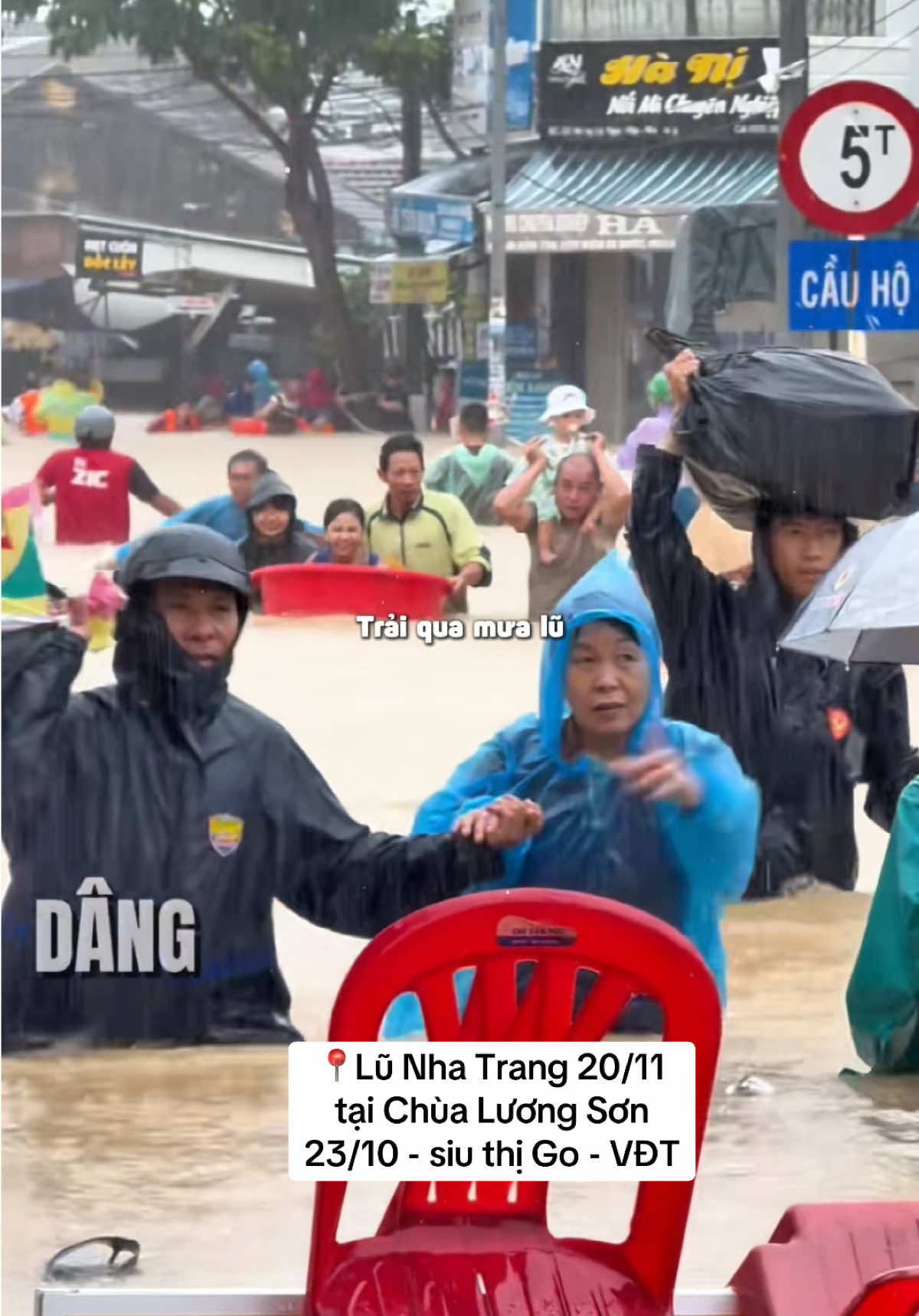 📣📣20/11 - Nha Trang : Mọi người cập nhật thêm vùng ngập nha!!!📣📣  Mùng 1 đầu tháng, con khấn  trời cho bà con con bình an, tai qua n.ạ.n khỏi bởi đợt lũ này 🙏🙏🙏🙏🙏 Cố lên nha bà con, thương bà con rất nhiều !!! ___ Rất quý và cám ơn những video:  📸 Dâng Vinpearland Nha Trang 📸 Chuyện của Nha Trang  #CapCut #lũlụt #nhatrang #lucasonhatrang #thoitietnhatrang 