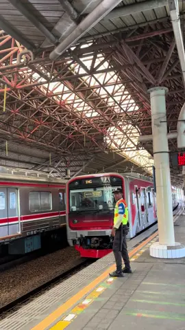 Yang katanya bentar lagi mau dinas melayani penumpang #krlcommuterline #keretarellistrik #commuterline #keretaapiindonesia #keretaapikita 